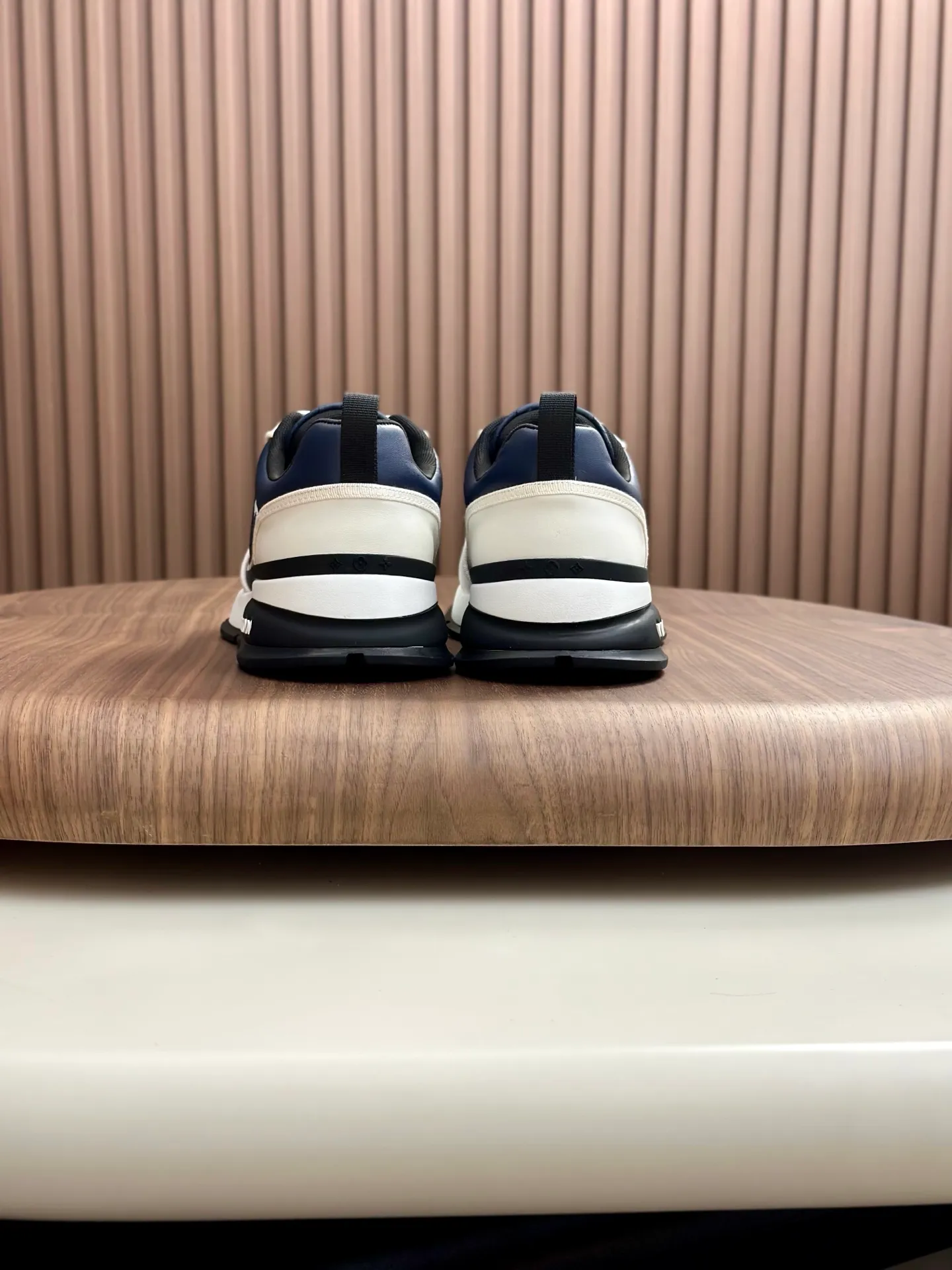 [L Family] Top P: 840💰 Size: 39-44 (38.45 can be customized) Lujia new color matching men's 🧍‍♂️trainer sneakers, this LV Trainer sneaker is made of soft grained calfskin, showing pure colors, the brand was born in 1854, the designer's handwritten brand logo is embellished on one side, virgil Designed by abloh himself, it is a very commemorative sneaker, the new LV Louis Vuitton trainer sneaker low casual sports culture versatile basketball shoes